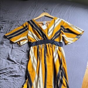 *NEVER WORN*.          Esley Gold and Black Sleeveless Midi Sundress